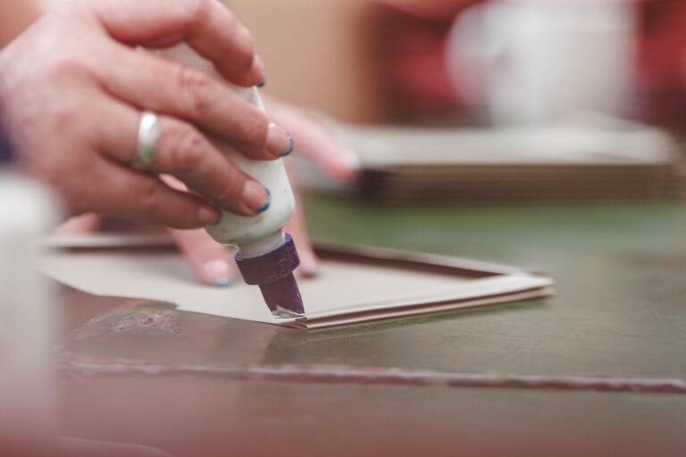 Mitarbeiter beim erstellen der Mappe - kleben