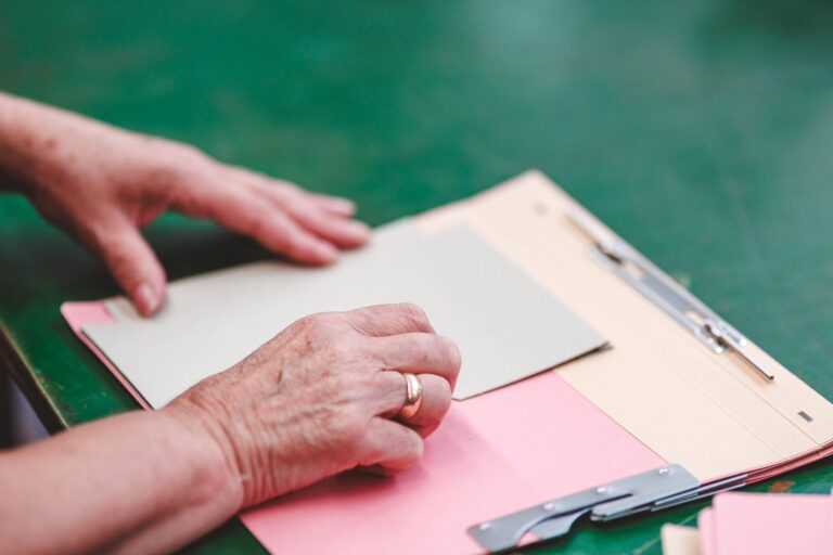 Mitarbeiter beim erstellen der Mappe - kleben