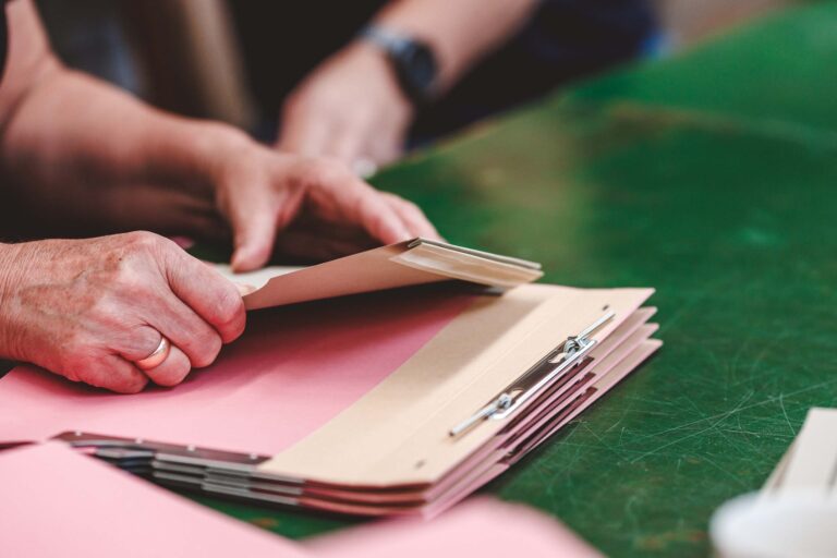 Mitarbeiter beim erstellen der Mappe - kleben