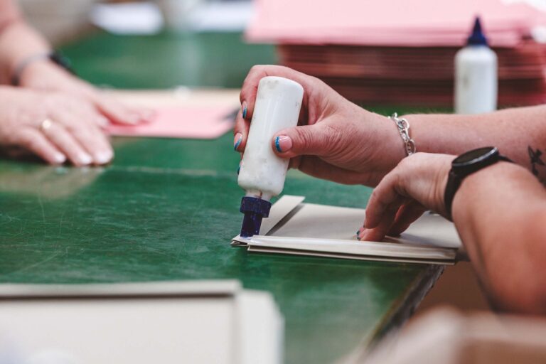 Mitarbeiter beim erstellen der Mappe - kleben